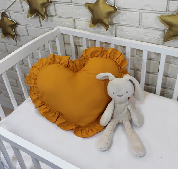 Baby Nellys Dekorační oboustranný polštářek - Srdce, 45  x 40 cm - hořčicové