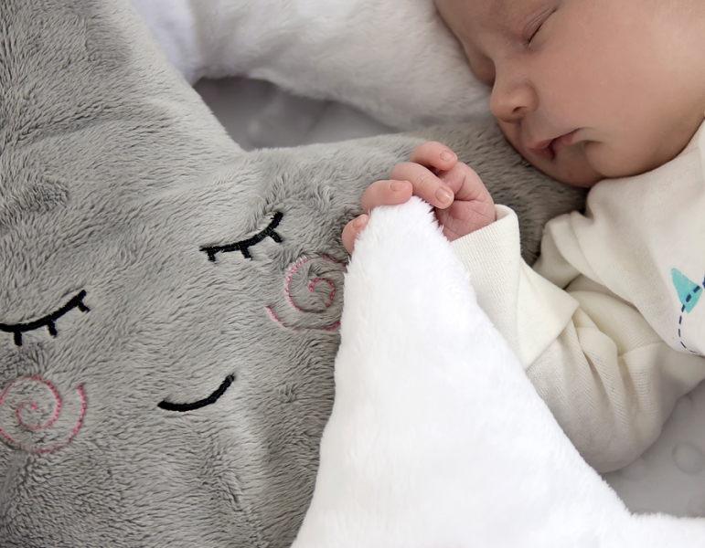 Baby Nellys Dekorační polštářek s chrastítkem Hvězdička, 40x40cm - šedá